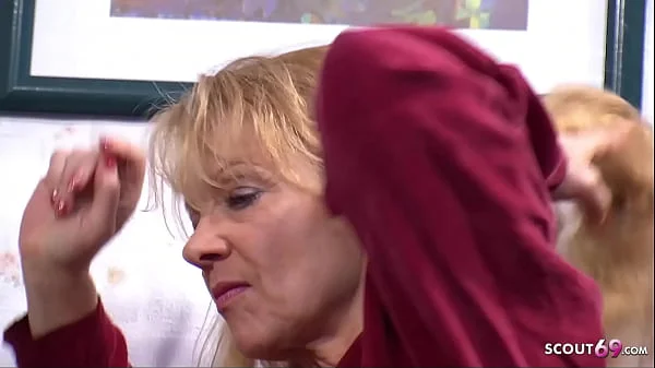 Deutsche Psychologin hilft echtem Paar beim Sex und macht im Dreier mit