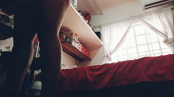 I asked to borrow his cell phone to send a Whats to my mom and I found this video for my chubby cousin