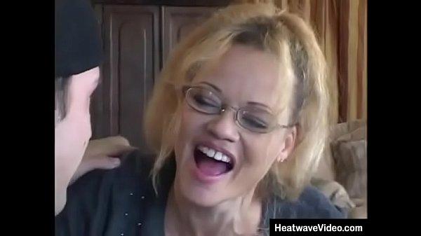 Gorgeous MILF that doesn'_t mind fuck with young boy