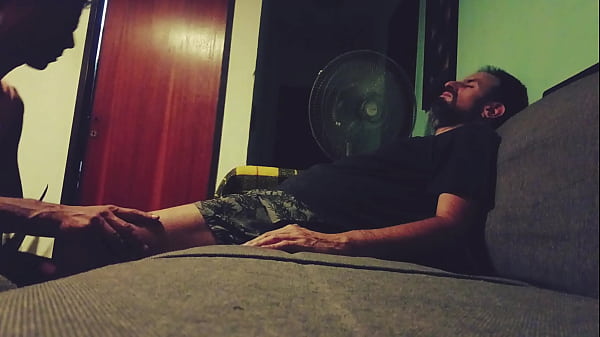 Giving the male special attention, he arrived tired and relaxed him with a good blowjob on the couch.